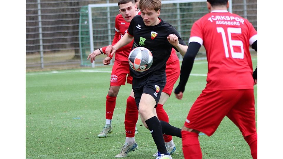 Auf Torjagd: Marvin Kretzschmar (schwarz) erzielt gegen Türk Augsburg einen Treffer beim Unterföhringer 3:0-Erfolg.