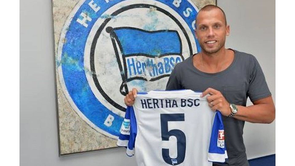 Herthas neuer Superstar präsentiert stolz sein Trikot mit der Nummer 5. Foto: City-Press