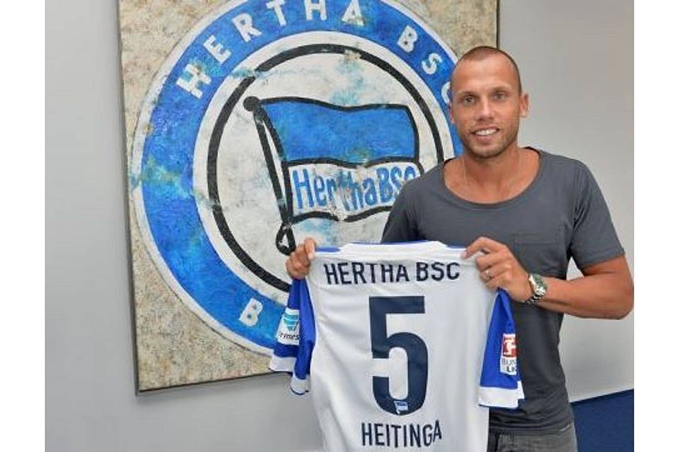 Herthas neuer Superstar präsentiert stolz sein Trikot mit der Nummer 5. Foto: City-Press