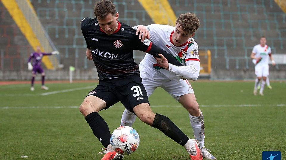 Tim Kraus (vorne) wird auch in der kommenden Saison für die Würzburger Kickers auflaufen.