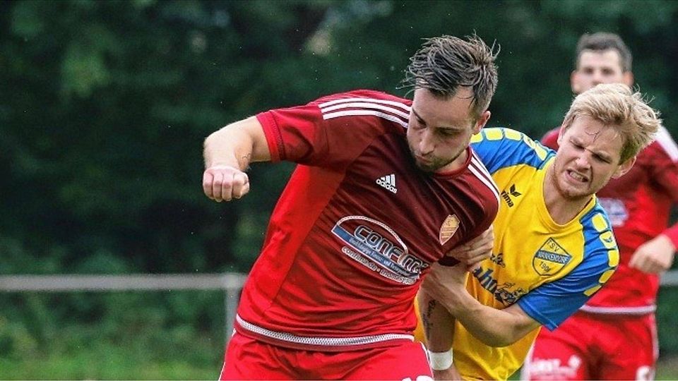 Im Haltegriff: Der Dornbreiter Angreifer Piet Behrens wird vom Wankendorfer Nicolas Ueckert bedrängt. Foto:Jürgensen