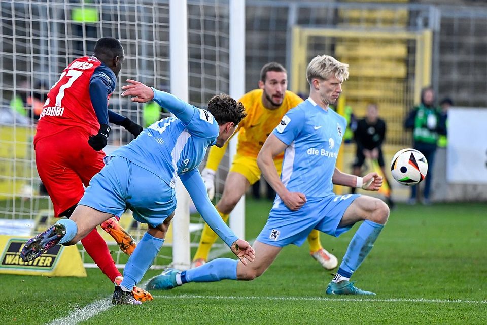6. Spieltag, 1:2 gegen Rostock: Schifferl bekommt den Ball von Kinsombi gegen die Hand geschossen.