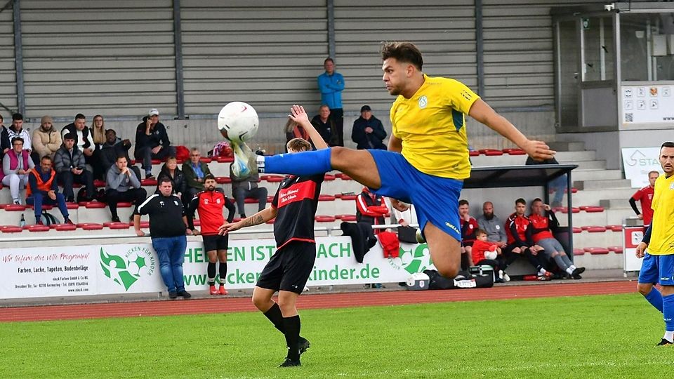 Santiago Ghigani vom SC Fürstenfeldbruck (gelbe Trikots, am Ball) im Spiel gegen den SV germering (in Schwarz).