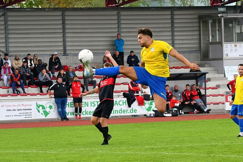 Santiago Ghigani vom SC Fürstenfeldbruck (gelbe Trikots, am Ball) im Spiel gegen den SV germering (in Schwarz).