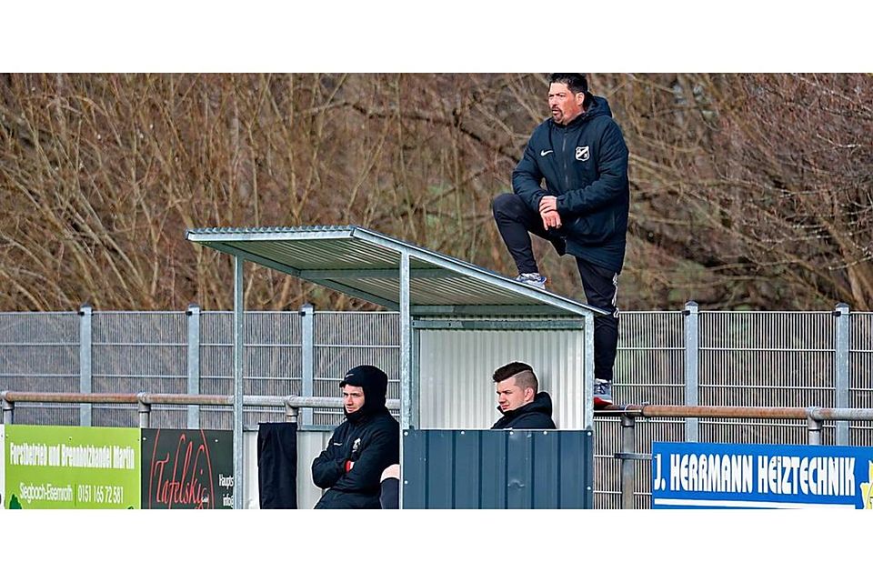 Vielleicht wird Eisemroths Spielertrainer Sebastian Henn sich ebenfalls das Duell zwischen dem SV Oberscheld und der SG Seelbach/Scheld anschauen. In dieser Szene genießt er vom Dach der Ersatzbank aus besten Ausblick auf das Geschehen. Foto: Lorenz Pietzsch 