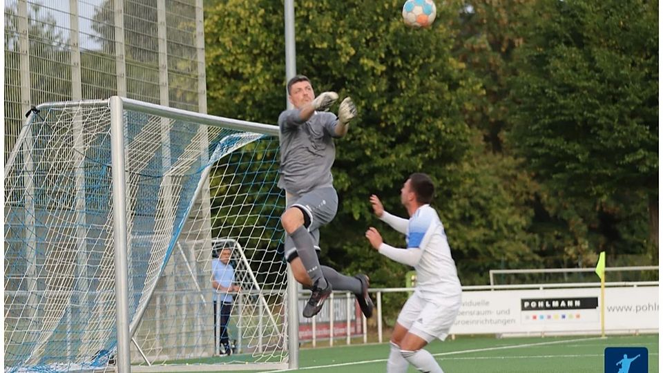 FlaKi Keeper Nils Brück klärt entschlossen vor Sven Stanienda rechts im Bild 