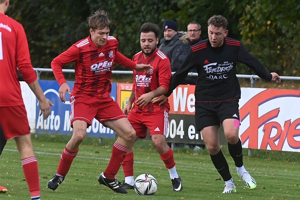 Christoph Demharter (rechts) erzielte beim 2:0-Sieg des TSV Welden gegen die SpVgg Westheim beide Treffer. Hier können ihn Nico Langmaier und Benjamin Illeri (von links) noch bremsen.