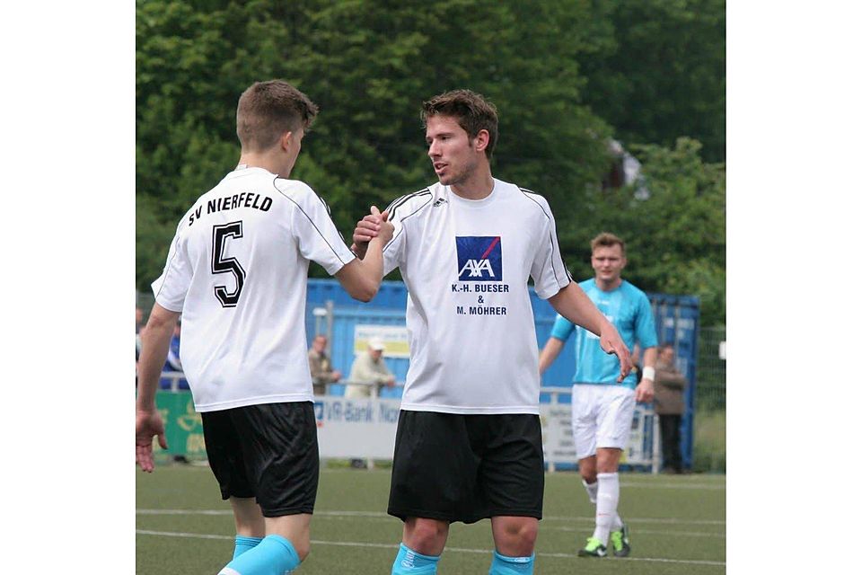 Sein Einsatz gegen den FC Düren-Niederau entscheidet sich erst kurz vor Spielbeginn: Marcus Georgi (rechts)., Foto: Brackhagen