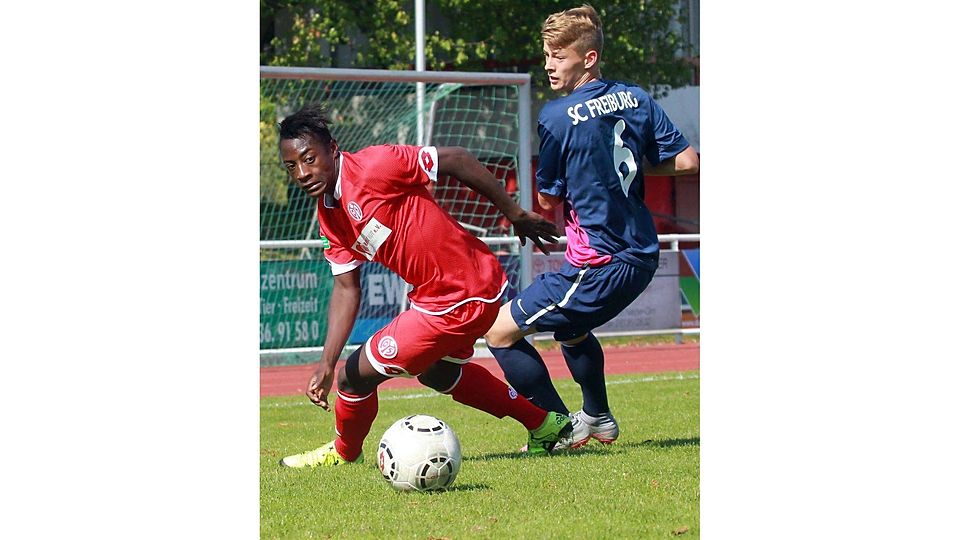 Wendig: Der 05er Christian Onangolo (links) dreht sich blitzschnell und ist vor Freiburgs Carlo Boukhalfa am Ball.	Foto: hbz/Sämmer