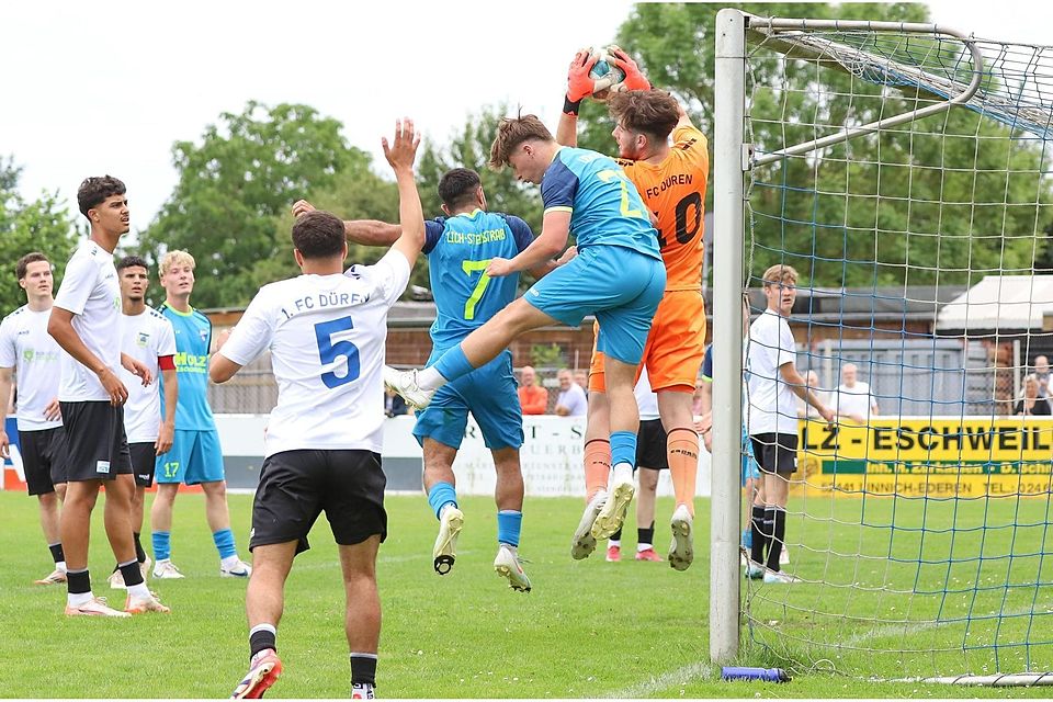 Viel los im Dürener Strafraum: Doch U23-Keeper Jonas Rifisch hat den Ball im Spiel bei Lich-Steinstraß sicher.