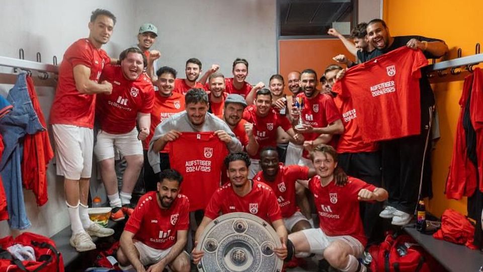 Auch in der C-Klasse gibt es eine Meisterschale! Die feierte der FC Eintracht München II ausgelassen mit einer Kabinenfeier.