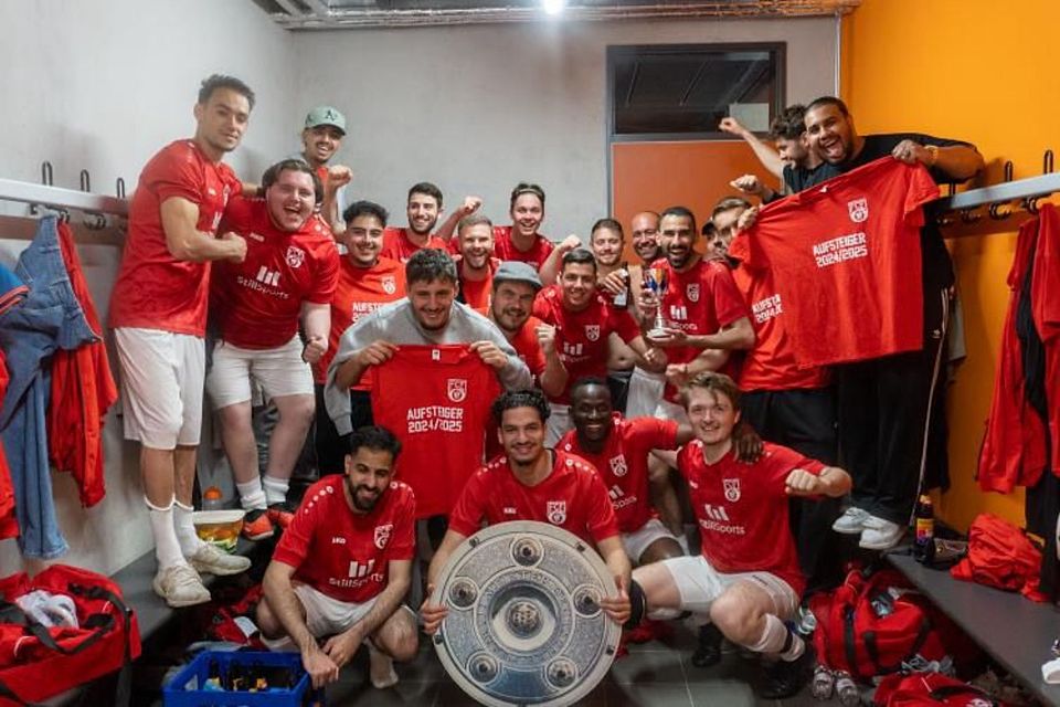 Auch in der C-Klasse gibt es eine Meisterschale! Die feierte der FC Eintracht München II ausgelassen mit einer Kabinenfeier.