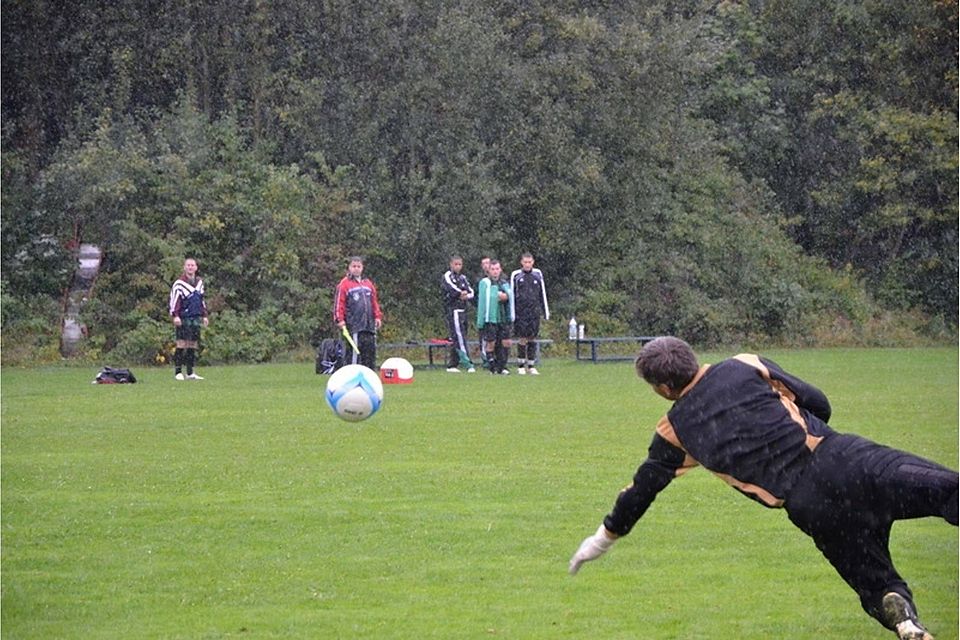 Oberisling verschiesst in der Nachspielzeit den entscheidenden Elfmeter. Endstand 2-2. Oberisling verschiesst in der Nachspielzeit den entscheidenden Elfmeter. Endstand 2-2.