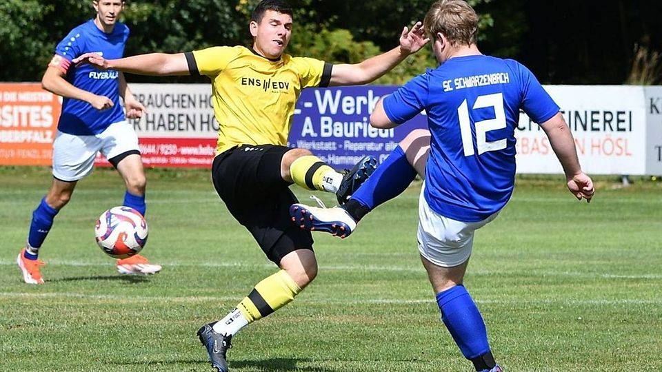 Zwei Spielzeiten in Folge in einen nervenaufreibenden Abstiegskampf verwickelt, begeht man beim SV Riglasreuth (in Gelb-Schwarz) das Weihnachtsfest in diesem Jahr völlig ohne Sorgenfalten.