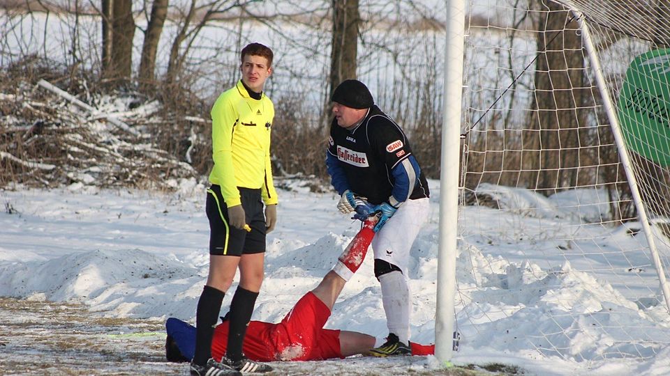 Torwart Heiko Krause will seinen Kasten wie schon gegen Zscherndorf sauber halten - und zur Not hilft er seinen Mitspielern auch schon einmal bei einem Krampf.  Foto: Jacqueline Taubert