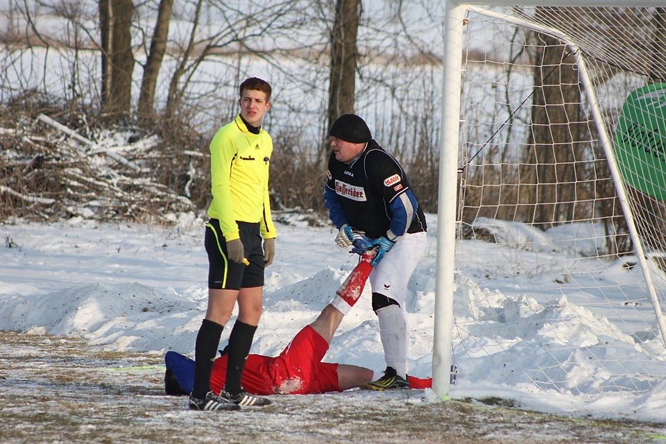 Torwart Heiko Krause will seinen Kasten wie schon gegen Zscherndorf sauber halten - und zur Not hilft er seinen Mitspielern auch schon einmal bei einem Krampf.  Foto: Jacqueline Taubert