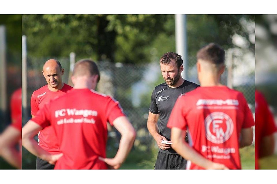 Trainer Adrian Philipp (Zweiter von rechts) steckt mit dem FC Wangen mitten in der Saisonvorbereitung. Foto: Josef Kopf