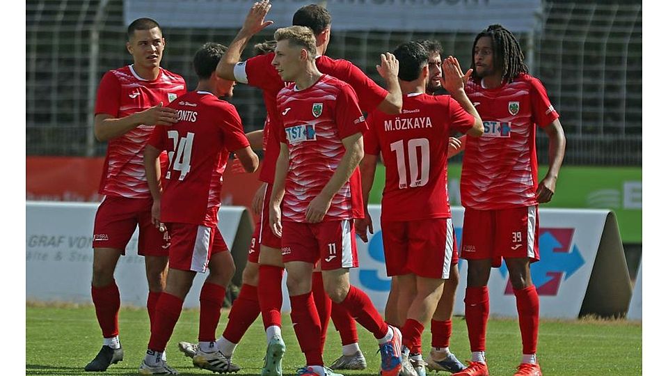 Haben in dieser Saison allen Grund zur Freude: Die Wormatia-Spieler klatschen sich nach einem ihrer Treffer ab.	Foto: Dirigo/pakalski-press