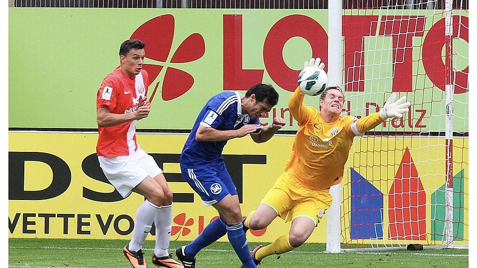 Bei Standards diesmal nicht mit dem Glück im Bunde: 05-Keeper Christian Mathenia (rechts) bekommt beim Kopfball von Andreas Backmann (Mitte ) nur mit Mühe die Arme an den Ball. Petar Sliskovic (links) ist in dieser Szene auch keine wirkliche Hilfe.	Archivfoto: hbz/Henkel