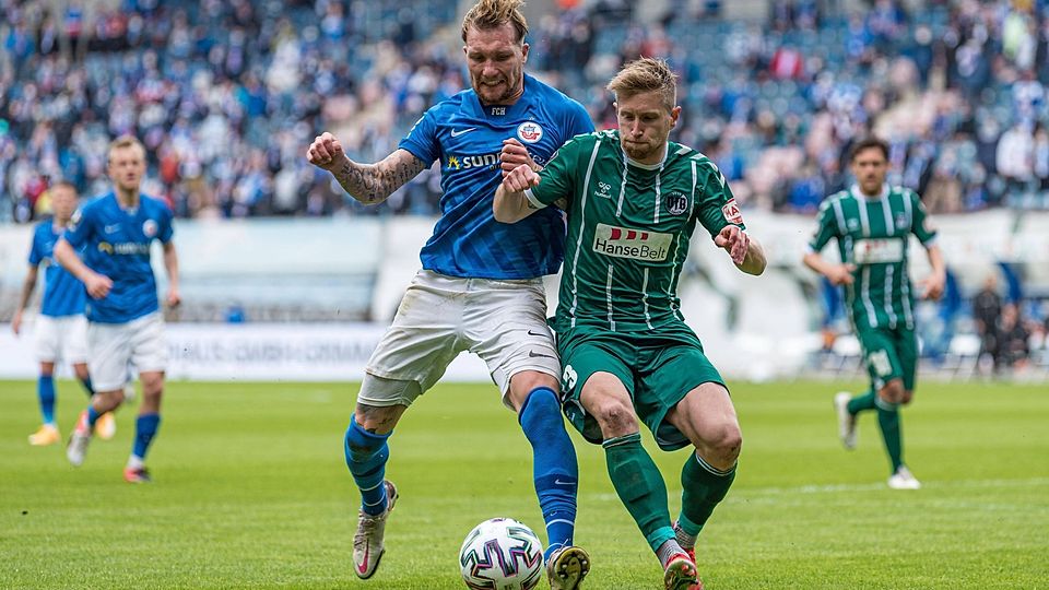 Sebastian Hertner (r.) durfte am letzten Spieltag der vergangenen Saison gegen 2. Liga-Aufsteiger Hansa Rostock ran. Bei Türkgücü München soll er seine persönlichen Erfahrungen aus dem Unterhaus einbringen.