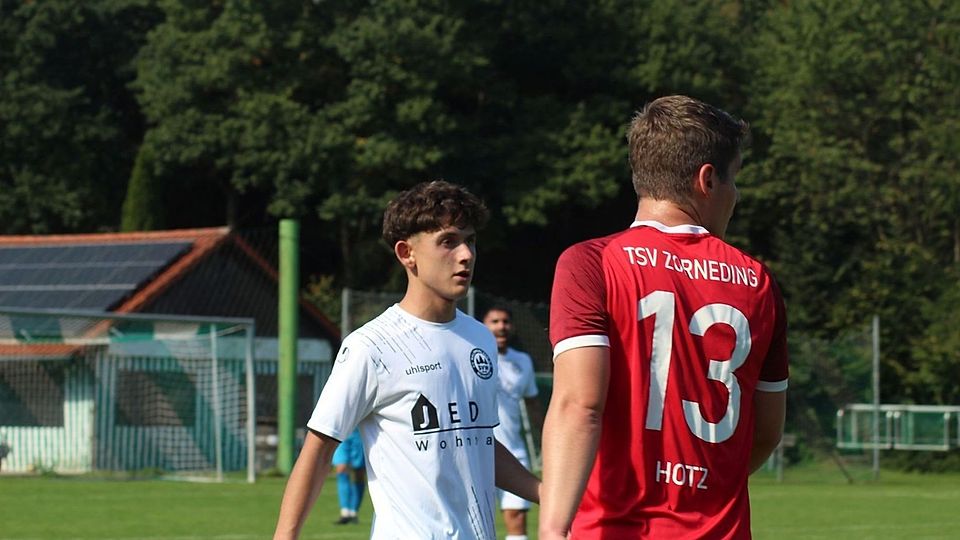 Während der SV Waldperlach (weiße Trikots) auf Peterskirchen traf, erwartete der TSV Zorneding (rot) den TSV Ampfing..