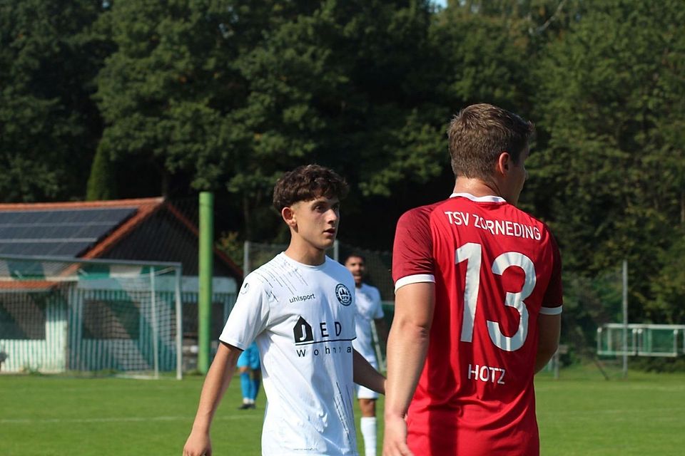 Während der SV Waldperlach (weiße Trikots) auf Peterskirchen traf, erwartete der TSV Zorneding (rot) den TSV Ampfing..