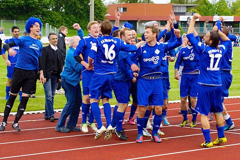 Die Viktoria feiert: der Regionalliga-Klassenerhalt ist trotz Niederlage perfekt. F: Hahn