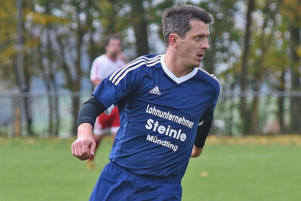Ab der kommenden Saison ist Andreas Probst erneut Trainer der FSG Mündling-Sulzdorf. Hier ist er noch in der A-Klasse gegen Möttingen II am Ball, ab kommender Saison spielt die FSG in der Kreisklasse.