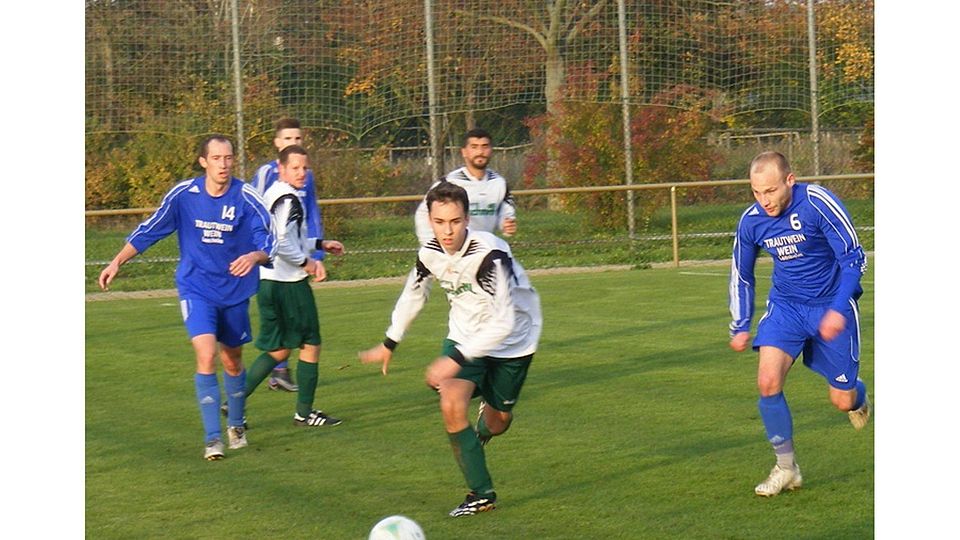 Auch in Eppelsheim wird das Ball hinterherjagen von den Lonsheimern (blau) gefordert sein. Es ist das Topspiel der C-Klasse Alzey-Worms. Foto: Dexheimer
