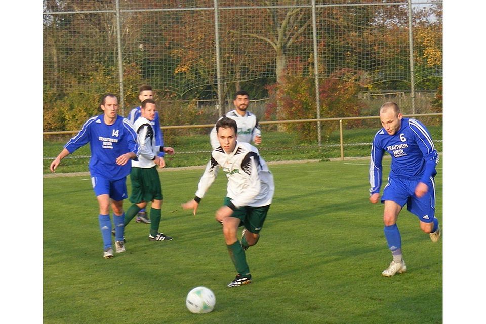 Auch in Eppelsheim wird das Ball hinterherjagen von den Lonsheimern (blau) gefordert sein. Es ist das Topspiel der C-Klasse Alzey-Worms. Foto: Dexheimer