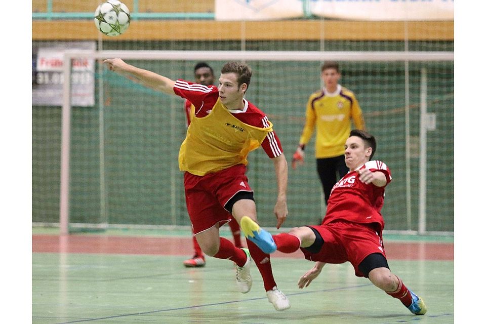 Attraktiver Fußball: der Frankfurter Florian Matthäs (links) im Finale vor dem Seelower Dawid Jakowski   ©Michael Benk