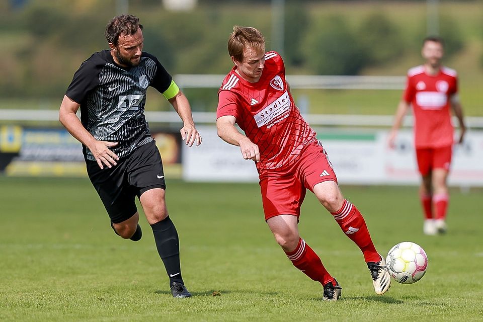 Kapitän Roland Heckel (links) und sein FC Rennertshofen müssen sich auch gegen den SV Echsheim-Reicherstein geschlagen geben.