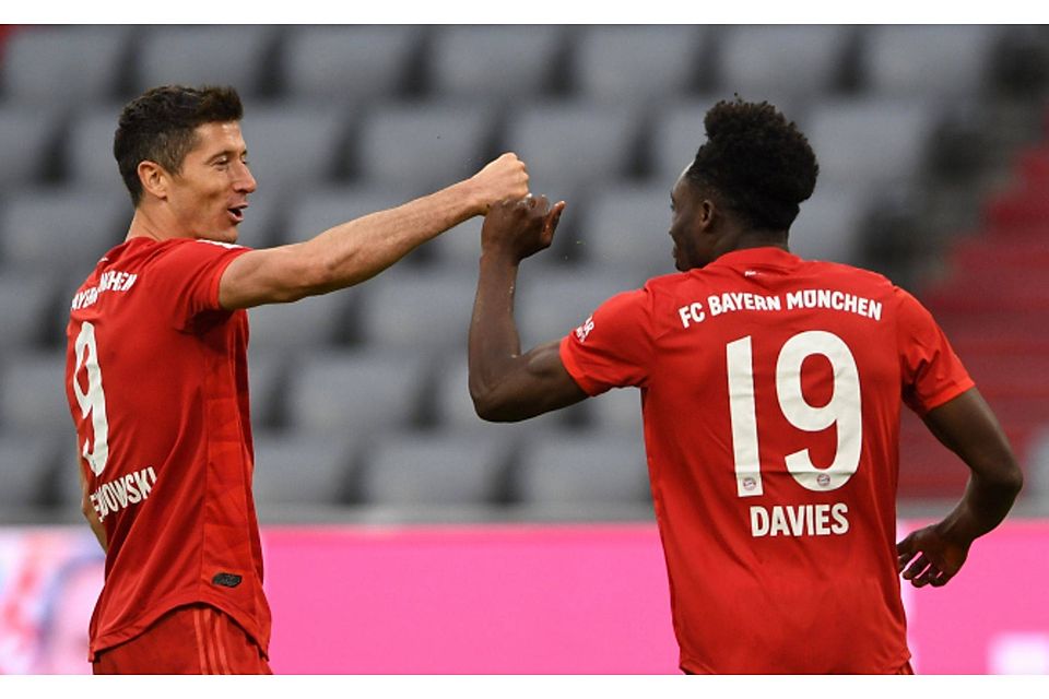 Alphonso Davies (r.) erzielte gegen Fortuna Düsseldorf wieder einen Treffer. dpa / Christof Stache