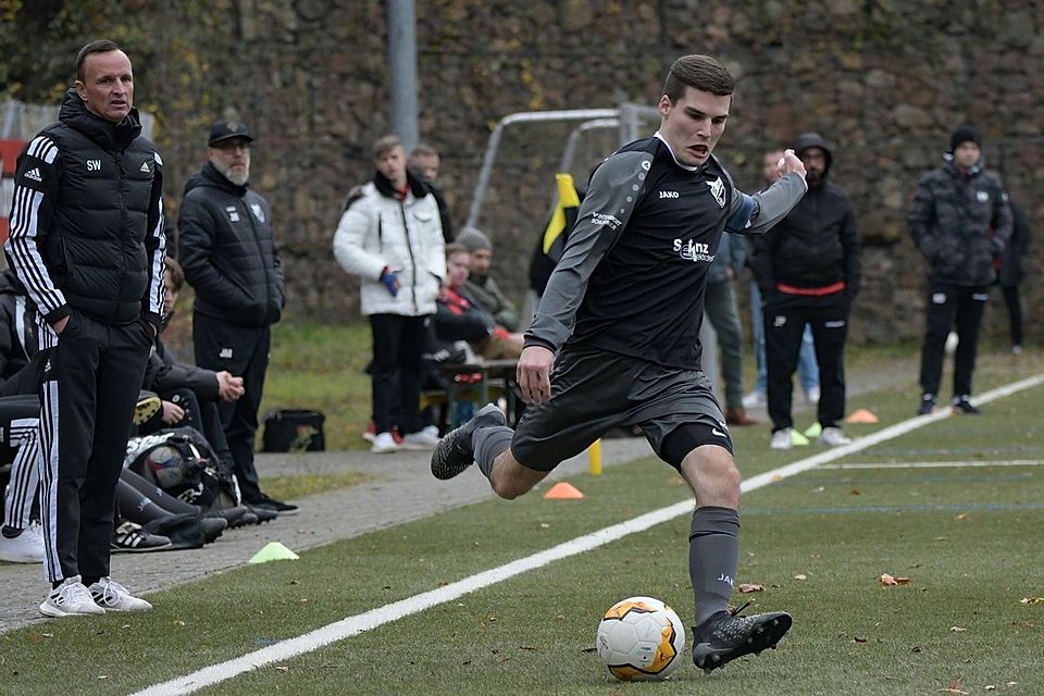 Nachdenkliche Tage an der Seitenlinie: Guldenbachtals Trainer Sascha Witt (links) sorgt sich um die Gesundheit seiner Spieler. Nachdenkliche Tage an der Seitenlinie: Guldenbachtals Trainer Sascha Witt (links) sorgt sich um die Gesundheit seiner Spieler.