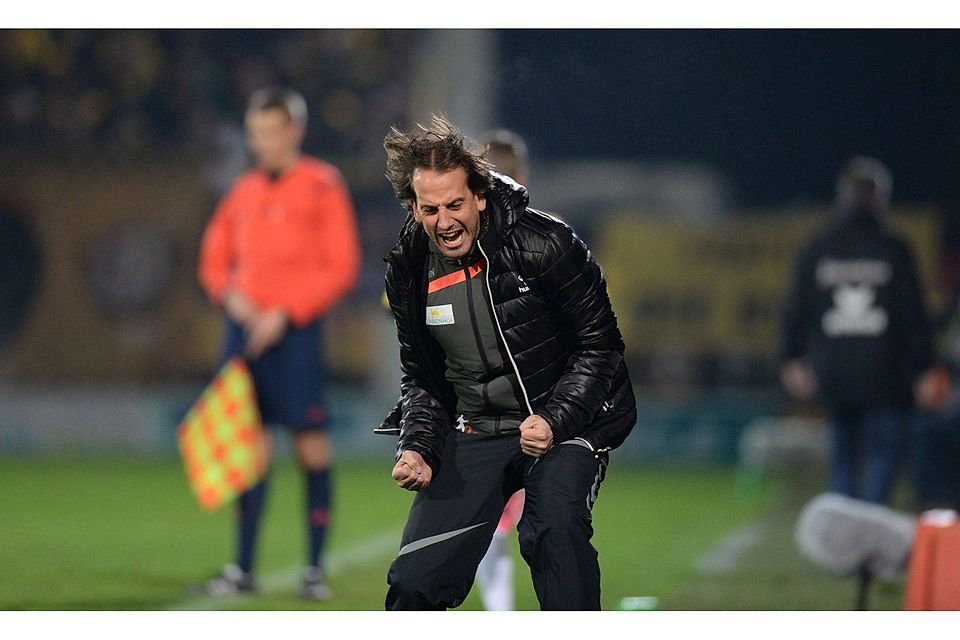 Völlig losgelöst: SG-Trainer Rüdiger Rehm feiert den nächsten Sieg. F: Images