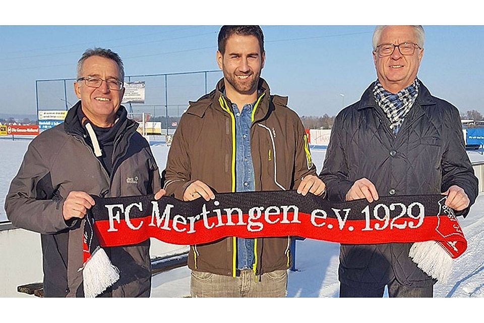 Die Spartenleitung mit Manfred Seitz (links) und Alfred Kleinle (rechts) begrüßt Thomas Wiesmüller als neuen Trainer beim FC Mertingen.  Foto: Waber