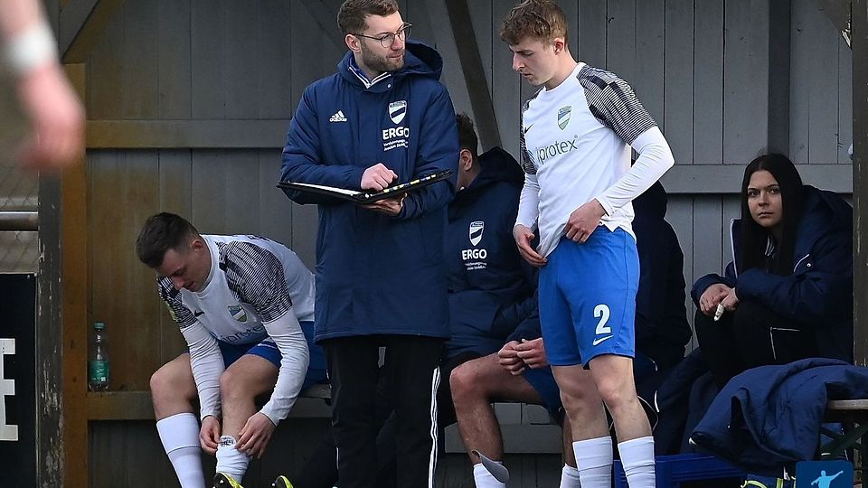 Münchbergs neuer Coach Sandro Preißinger (2. von links) will gegen die Quelle Fürth den ersten Sieg im neuen Jahr einfahren.