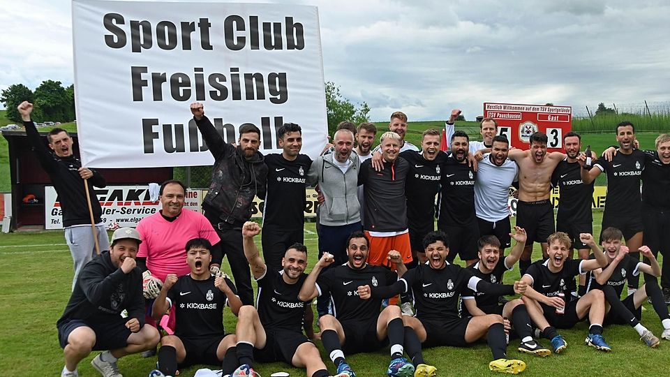 Sie bleiben Kreisklassist: Die Fußballer des SC Freising durften nach einer starken Relegationsleistung auf dem Paunzhausener Sportplatz jubeln.