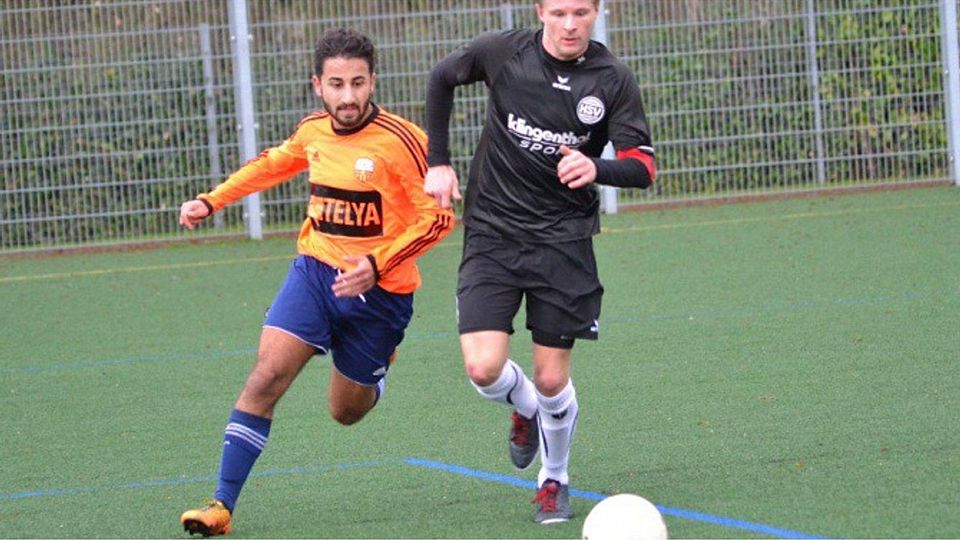 Ausfall droht: Hövelhofs Kapitän Oliver Werner (r.) hat eine Bänderdehnung. F: Schlichting