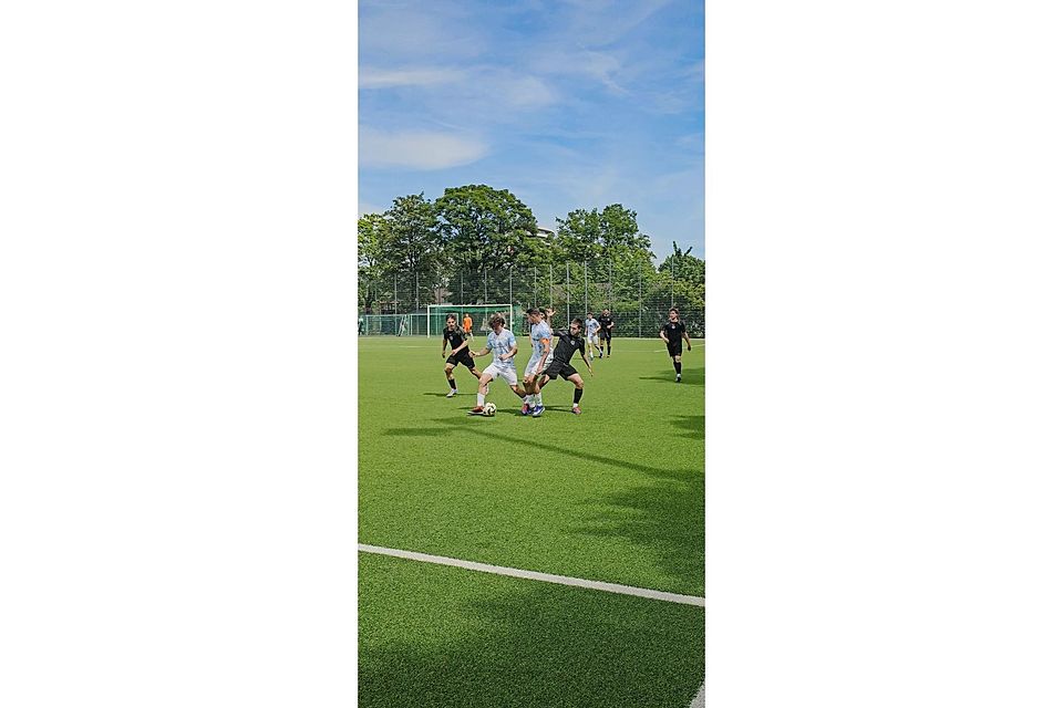Der FC Neuhadern (hier mit Nicolas Kröll am Ball und Maximilan Hartmann) hat noch eine Rechnung offen für das Rückspiel gehen Teutonia.