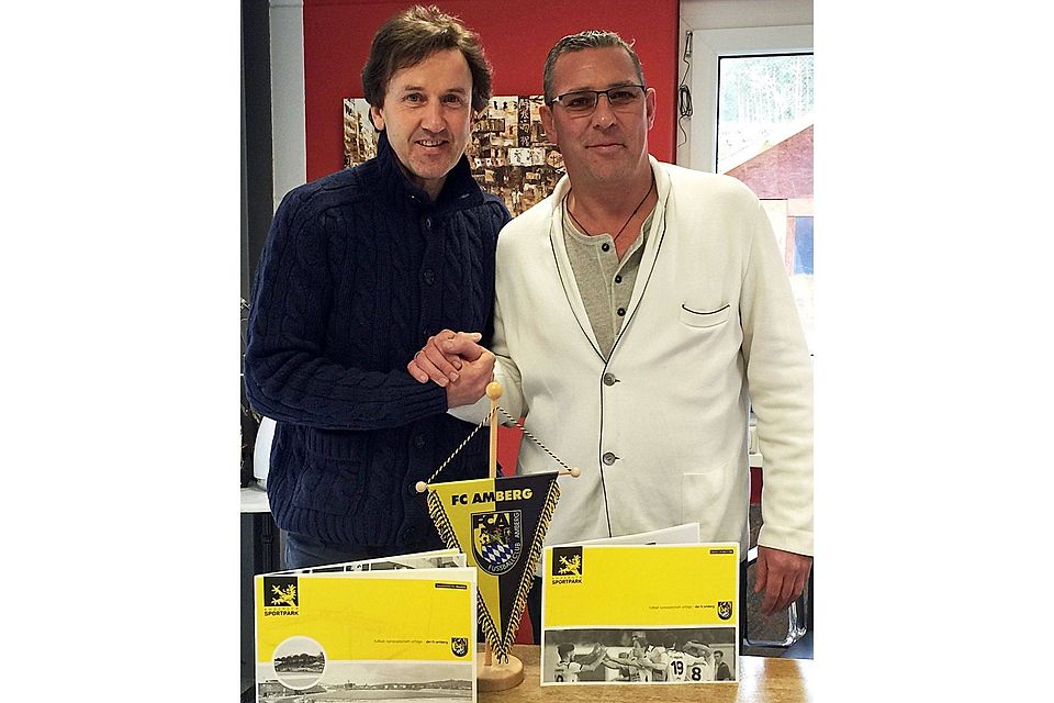 Hand drauf: Ex-Profi Uwe Scherr (l.), der bei der SGS und beim 1. FC Amberg seine Karriere startete, arbeitet künftig eng mit den Gelb-Schwarzen um Präsident Helmut Schweiger (r.) zusammen.