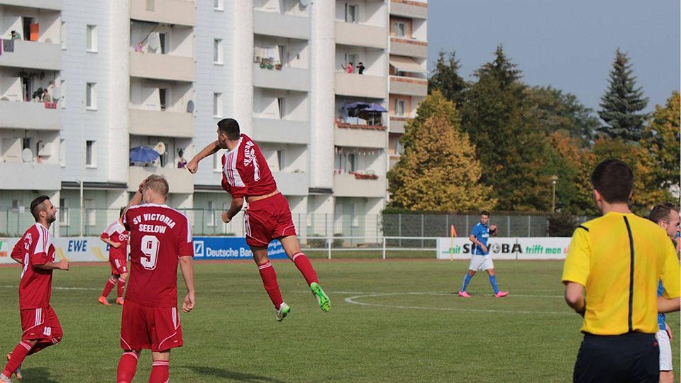 Die große Liebe: Sebastian Jankowski (rechts) schießt gerne mal die wichtigen Tore für seinen geliebten Verein SV Victoria Seelow. Foto: Thomas Sabin