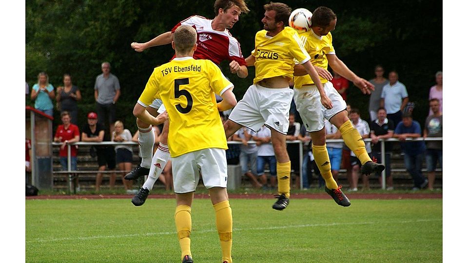 Den Zusammenhalt sieht Sebastian Ammon (Bild oben rechts) als entscheidend beim TSV Ebensfeld (gelbe Trikots) an. Das sieht man nicht nur, wie in dieser Szene, auf dem Platz.  F: Harry Gerner