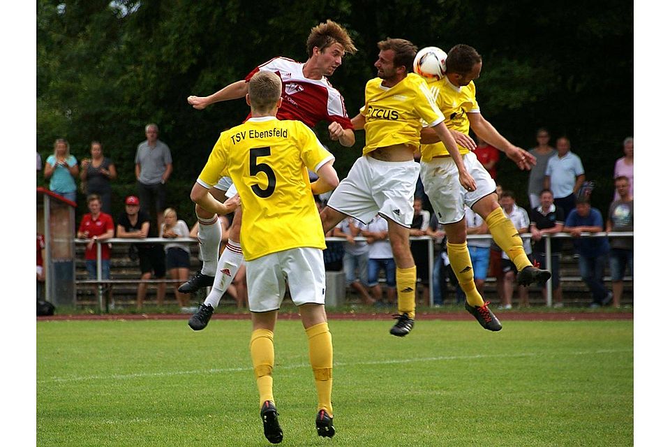 Den Zusammenhalt sieht Sebastian Ammon (Bild oben rechts) als entscheidend beim TSV Ebensfeld (gelbe Trikots) an. Das sieht man nicht nur, wie in dieser Szene, auf dem Platz.  F: Harry Gerner