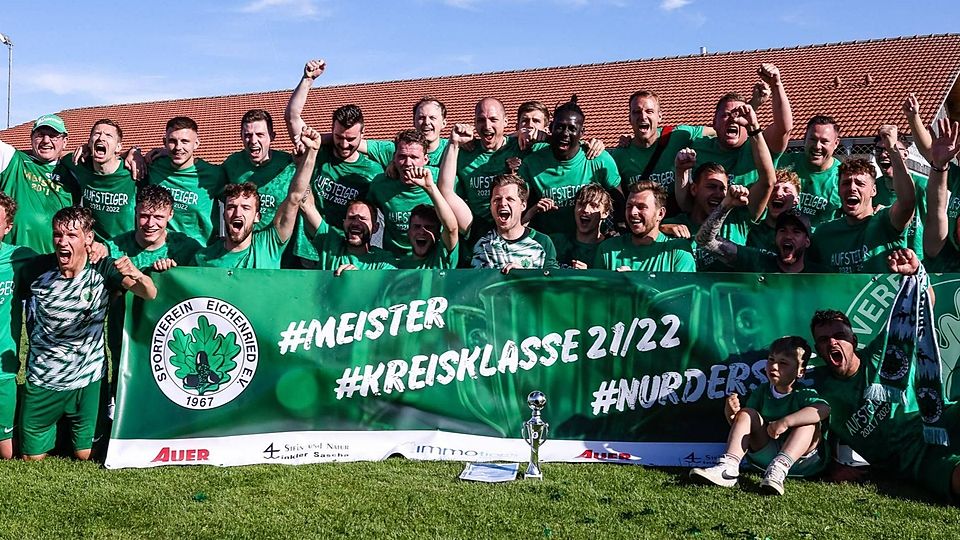 Die Eichenrieder Meistermannschaft (hintere Reihe, v. l.): Vizechef Alfred Stangl, Coach Stefan Huber, Fabian Altstädtler, Patrick Lommer, Markus Hanusch, Michael Kopp, Daniel Wiskitenski, Max Roßkothen, Jonas Tillmann, Hansi Diop, Marco Ender, Vorsitzender Stefan Huber, Torwarttrainer Andi Hirner, Edelfan Marin Spitzl, Betreuerin Johanna Weber; (vordere Reihe, v. l.) Maxi Hofmeister, Stefan Adam, Kurbe Lommer, Jonas Dreiseitel, Justin Bauer, Jeremy Bauer, Flo Bies, Nico Gruber, Jakob Krütten, Max Geltl, Basti Mandler, Daniel Daffner, Philipp Traa und Torwart-Trainer Sepp Hobelsberger; (vorne, liegend) Maxi Kirmeyer.