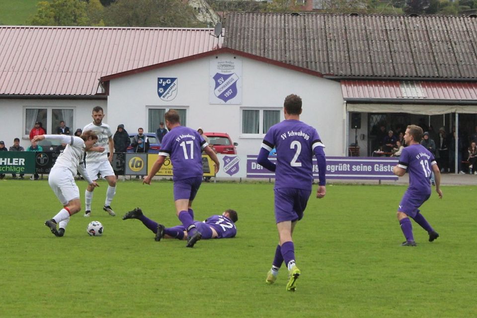 Der Hiltenfinger Spielmacher David Schmid (weißes Trikot) wurde oft von mehreren Schwabegger Verteidigern gestellt.