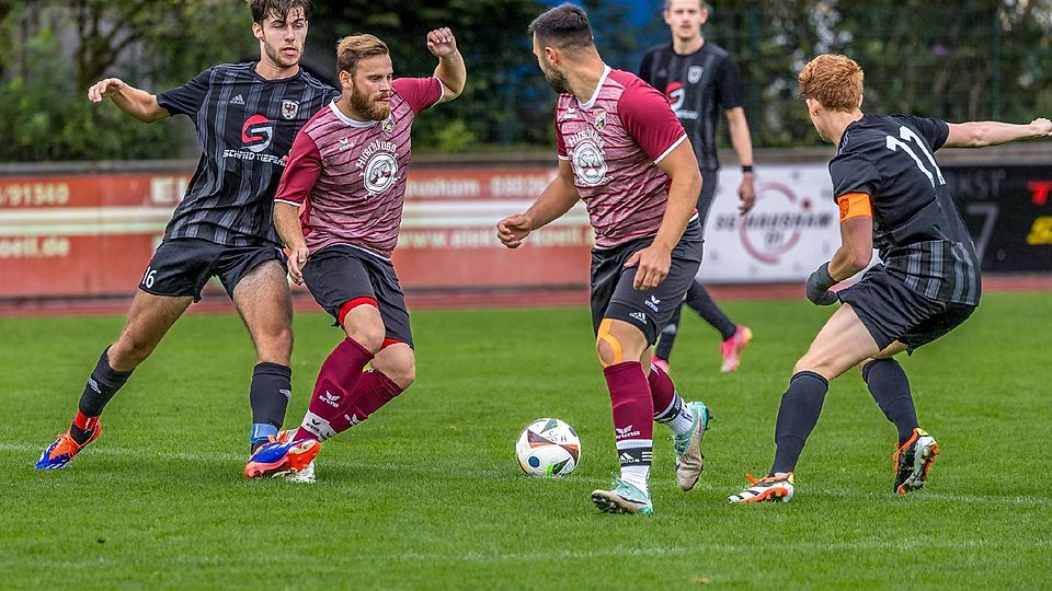 Tore satt bekamen die Zuschauer zwischen der SG Hausham (schwarz) und Rot-Weiß Bad Tölz zu sehen. Anian Trettenhann (r.) sorgte in der Nachspielzeit für den Lucky Punch der Knappen.