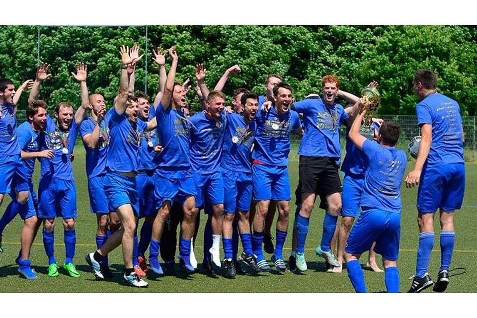 Da ist das Ding! Der 1. FC Magdeburg II feiert die Meisterschaft. Foto: Sportblog-MD