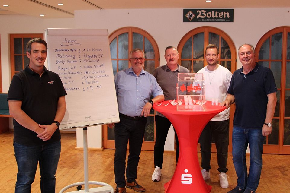 Waren bei der Kreispokal-Auslosung dabei (von links): Der Kreisvorsitzende Tim Stettner, Udo Koch von der Sparkasse, Roland Virkus, Philipp Bäger und Michael Hollmann von der Bolten-Brauerei.