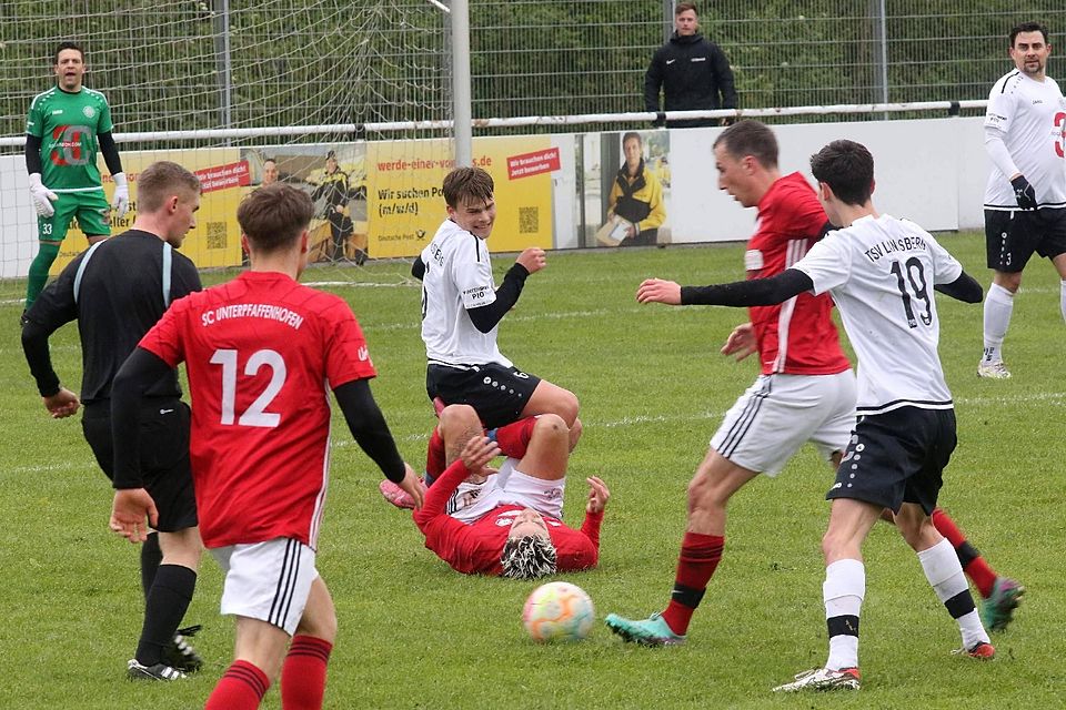 Die Upfer Buam (in rot) erlebten gegen Landsberg einen rabenschwarzen Tag.